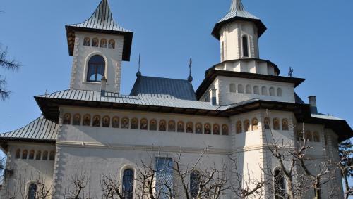 Biserica - vedere exterioară