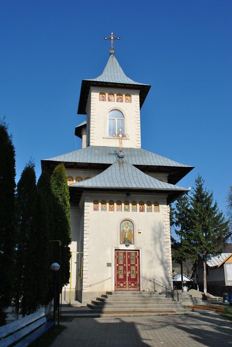 Biserica - vedere exterioară